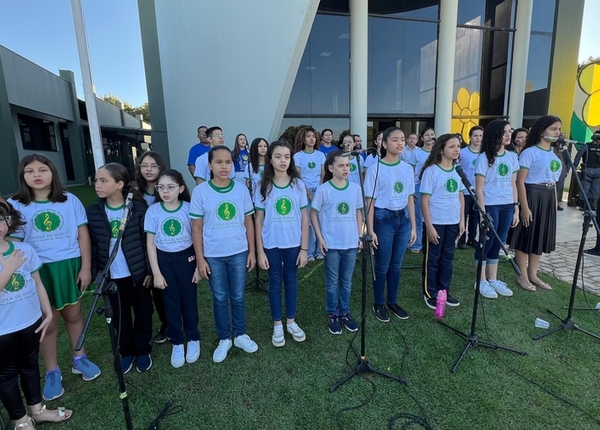 Coral Infantojuvenil Participa de Ação pelo 18 de Maio com Apresentação Emocionante