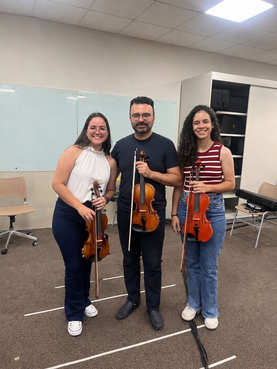  Professora e instrutora da Escola de Música de Nova Mutum vivenciam masterclass com o violinista internacional Cármelo de Los Santos  Professor na University of New Mexico e reconhecido por sua trajetória internacional, Cármelo de Los Santos compartilhou