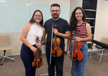  Professora e instrutora da Escola de Música de Nova Mutum vivenciam masterclass com o violinista internacional Cármelo de Los Santos  Professor na University of New Mexico e reconhecido por sua trajetória internacional, Cármelo de Los Santos compartilhou