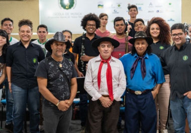 Dupla Adriano Mendes e Ceceu ficam encantados com trabalhos da Escola de Música de Nova Mutum