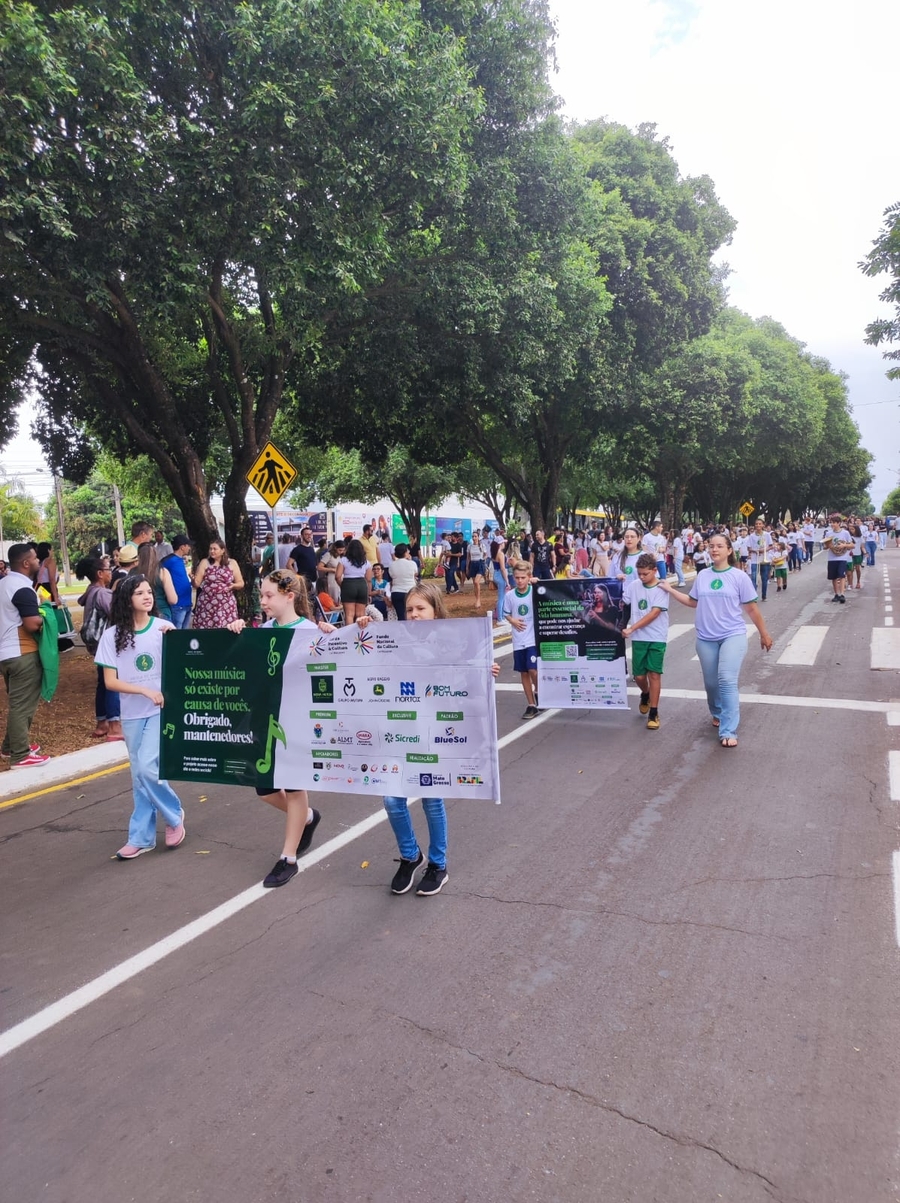 Escola de Música participa do desfile de 7 de Setembro em Nova Mutum