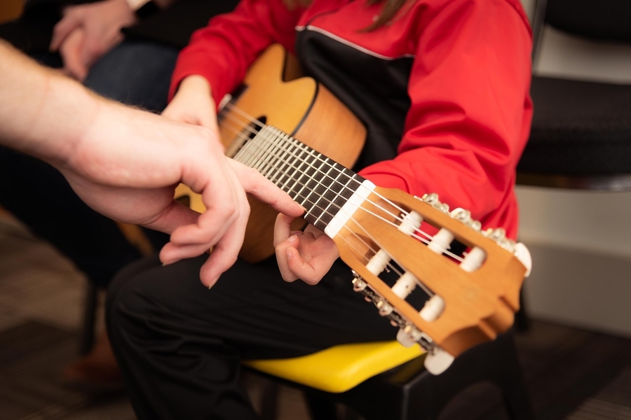 Aprender música, seus benefícios múltiplos e a persistência no aprendizado