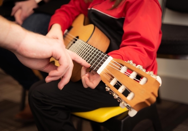 Aprender música, seus benefícios múltiplos e a persistência no aprendizado